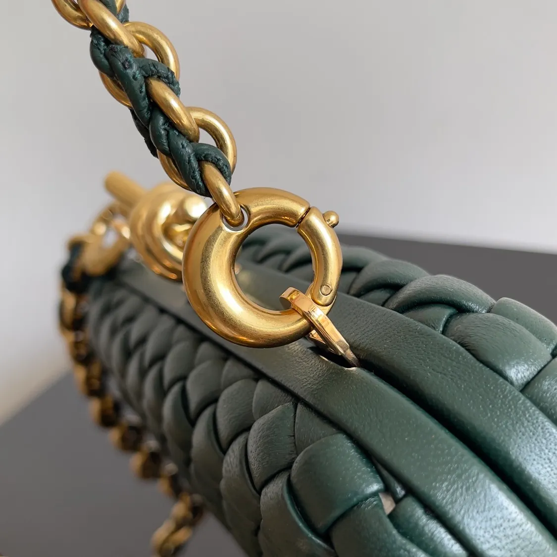 Batch 2260 BOTTEGA VENETA KNOT evening bag chain version for women is now on the market! Delicate and elegant, soft and powerful, this bag is definitely a representative of intellectual women. As an evergreen model of BV, the blessing of the chain is the icing on the cake. The classic weaving once again interprets the unique craftsmanship (the chain can be disassembled separately). Style number: 776662 Size: 19*11.5*5cm